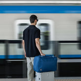 mochila-classic-plus-42l-jodphur-blue-cabinzero-lifestyle-azul-real