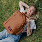 mochila-classic-tech-28l-cinamon-cabinzero-lifestyle-camel
