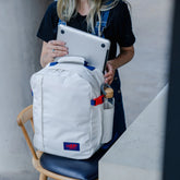 mochila-classic-tech-28l-cloud-nine-cabinzero-lifestyle2-cru