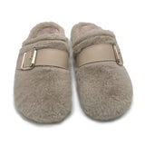 pantufa-pelo-bege-kela-frente