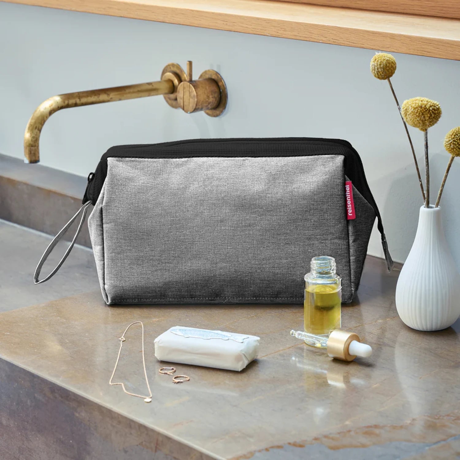 travel-cosmetic-pouch-reisenthel-WC7052-twist-silver-lifestyle-cinza