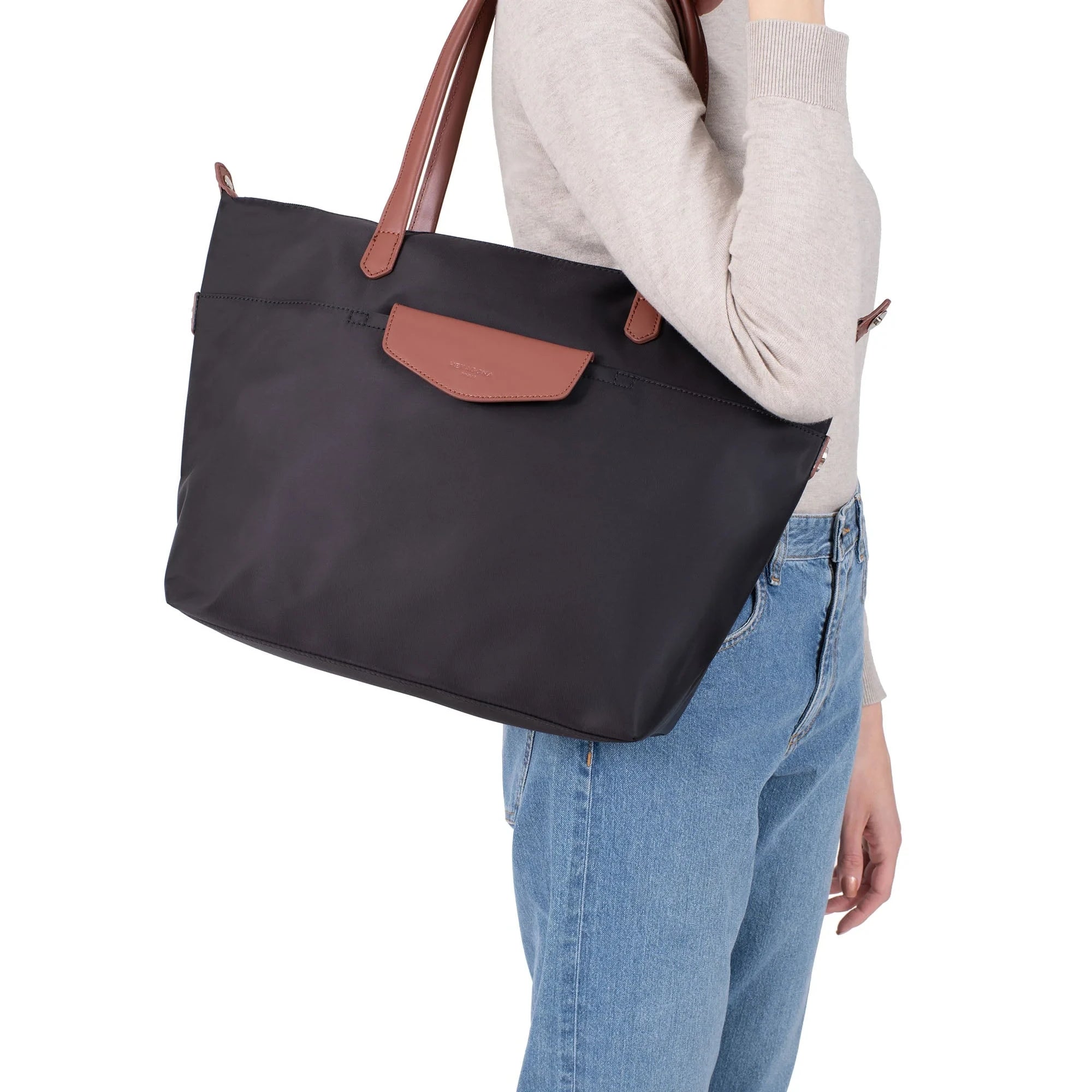 176572-0120-shoulder-bag-nylon-hexagona-black-lifestyle