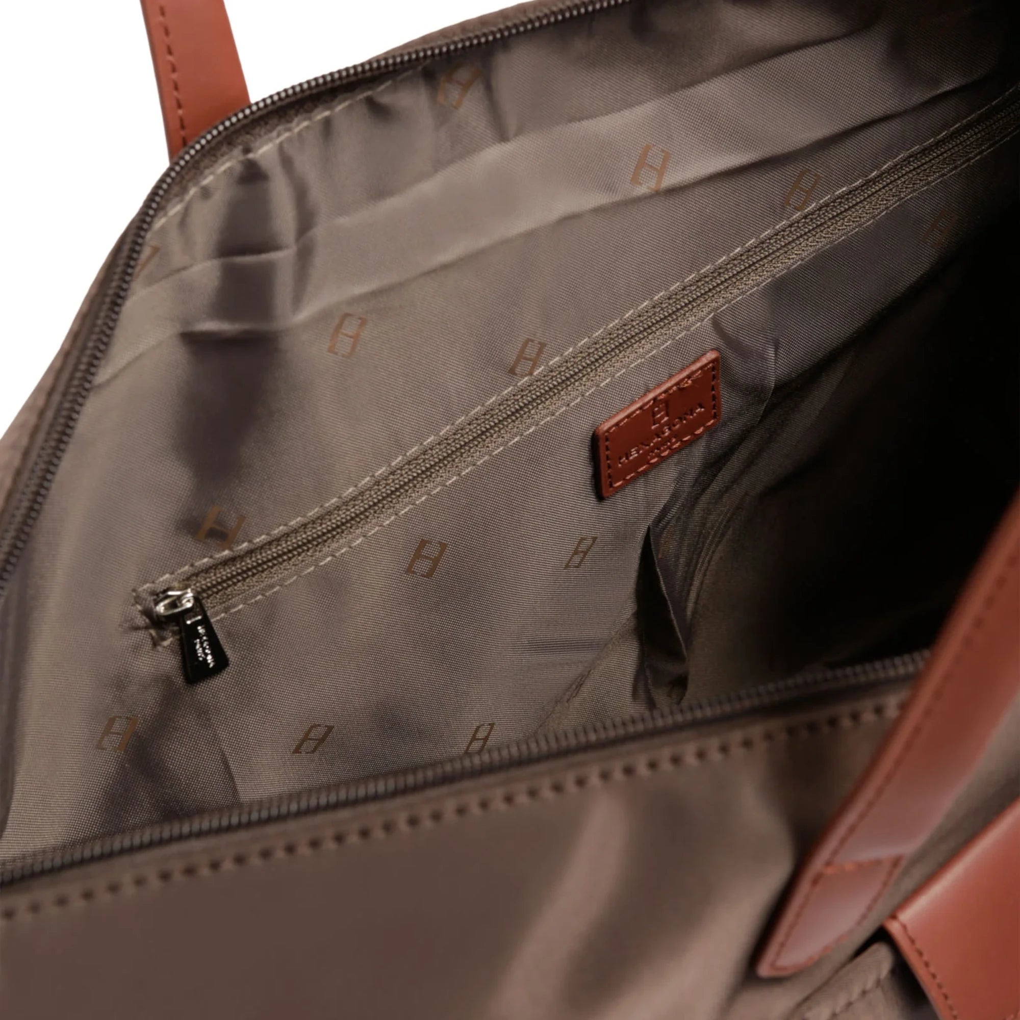 176582-2000-travel-duffle-hexagona-brown-detail