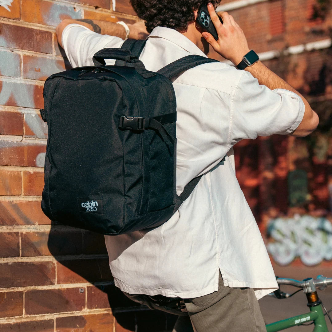 CLASSIC-TECH-28L-BLACK-FRONT-lifestyle