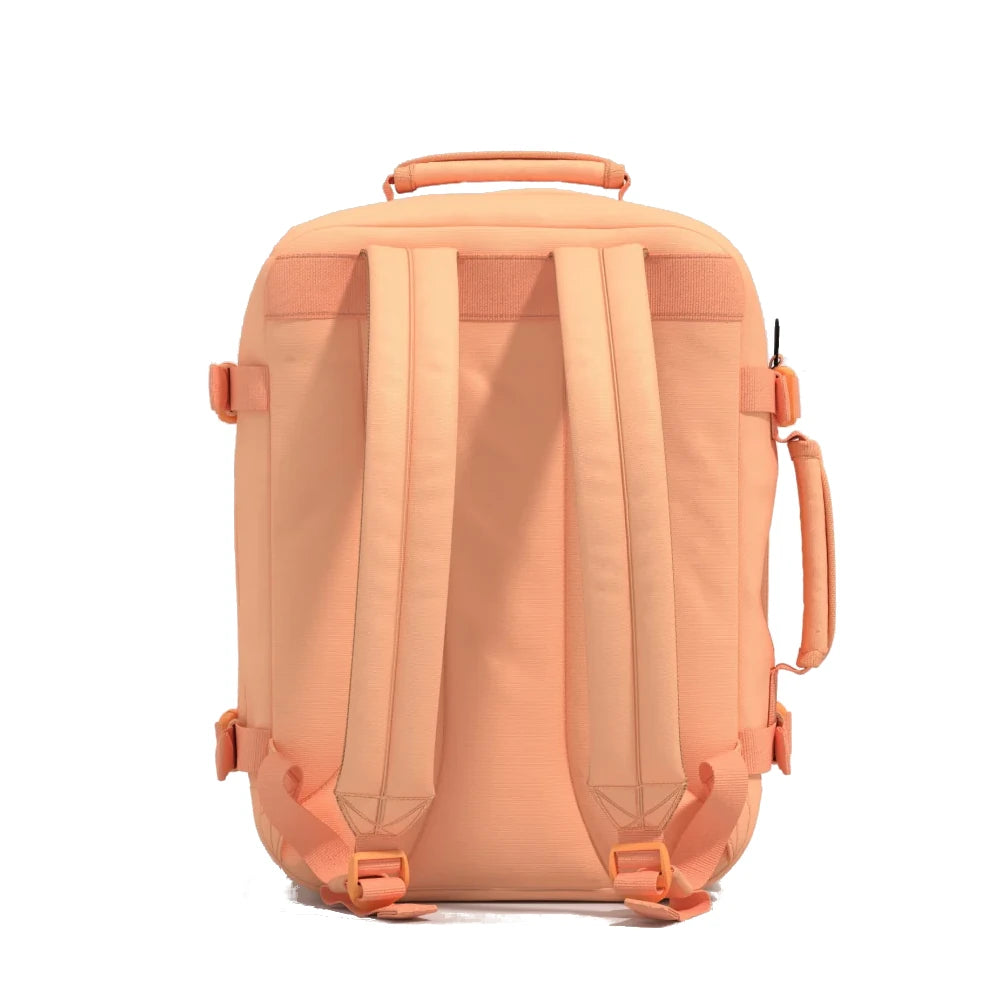 Mochila-Classic-28L-tras-sunny-day-Cabin-Zero-salmao