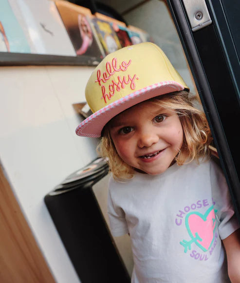 bone-crianca-hello-hossy-lab-pink-lifestyle