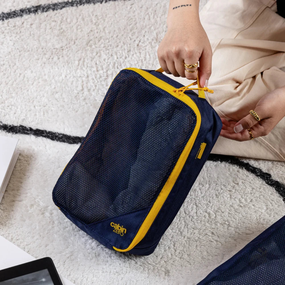 classic-packing-cube-blue-shimmer-cz35-cabinzero-lifestyle2-azul-marinho