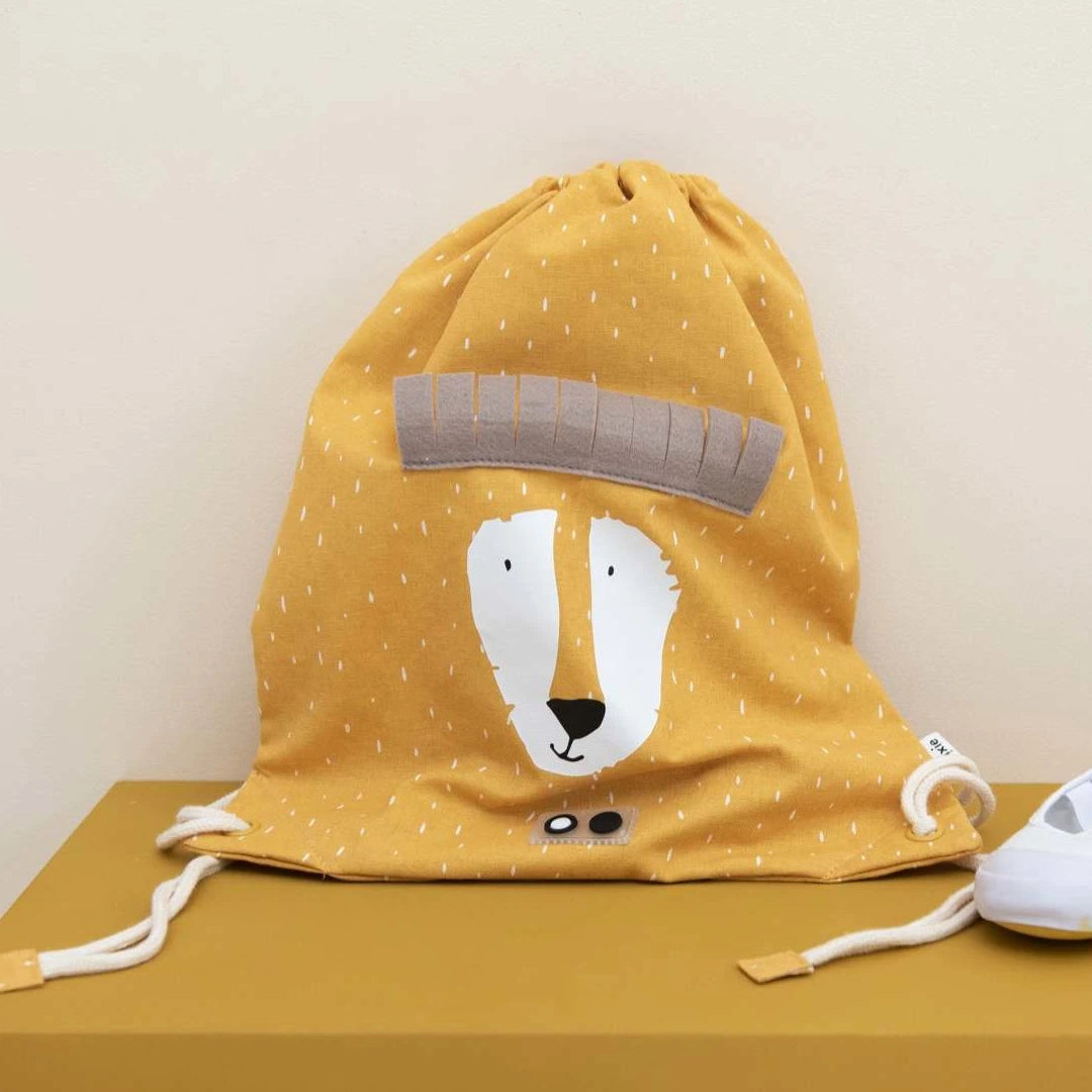 mochila-apertar-com-cordao-leao-Trixie-lifestyle2-amarelo