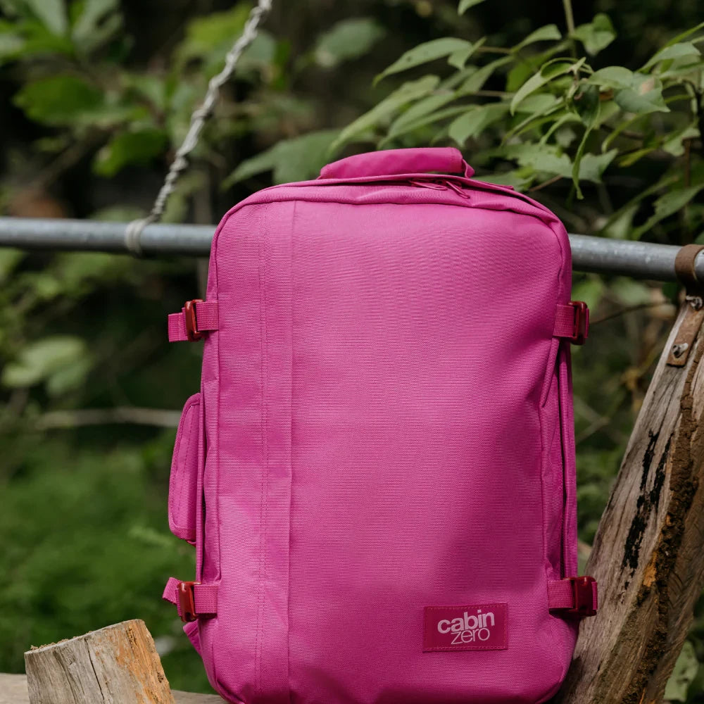 mochila-classic-36L-lovestruck-pink-cabin-zero-lifestyle2-fuchia