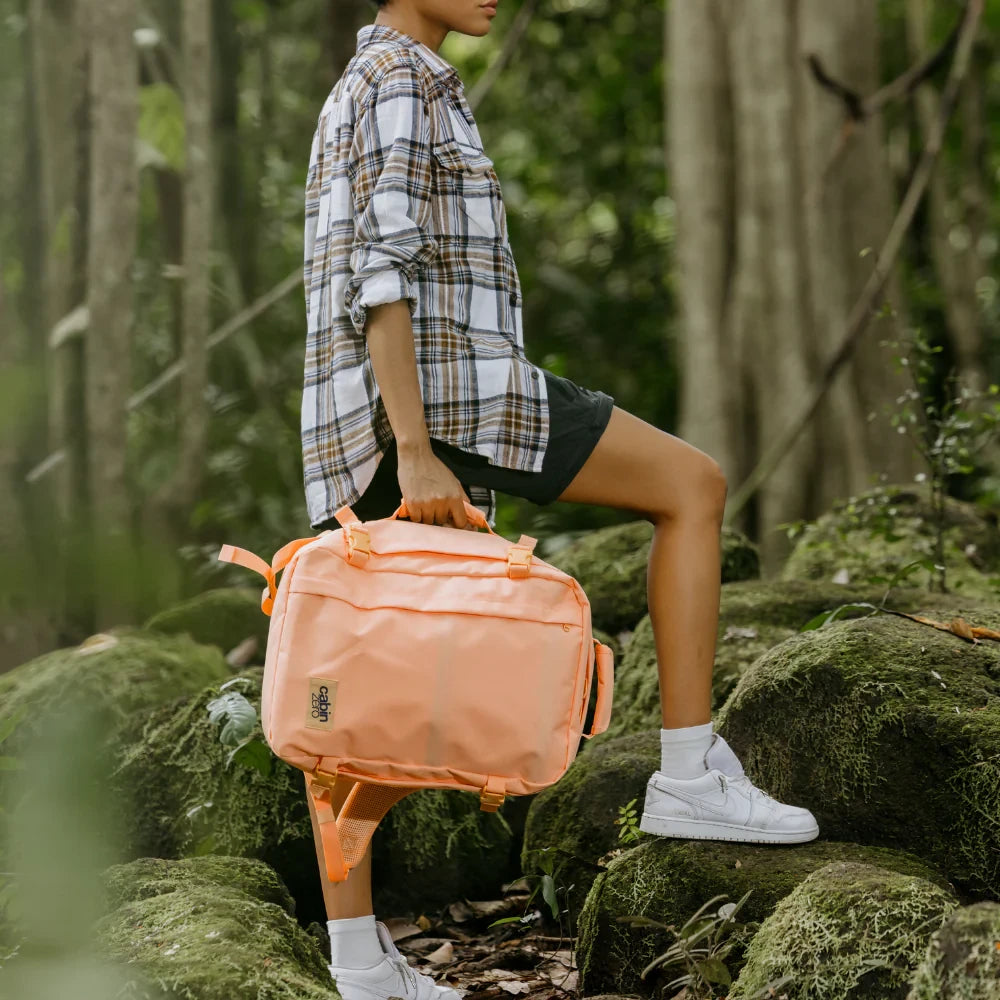mochila-classic-36L-sunny-day-cabin-zero-lifestyle-salmao