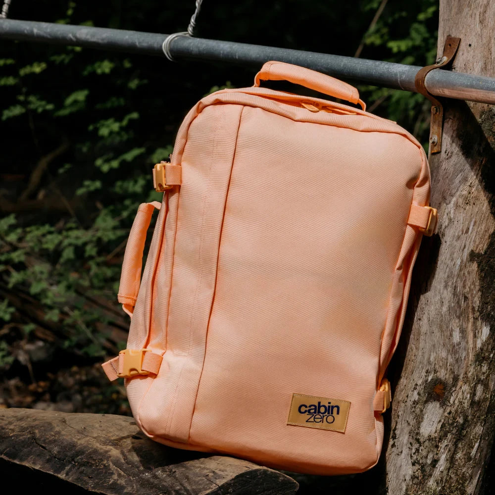 mochila-classic-36L-sunny-day-cabin-zero-lifestyle2-salmao