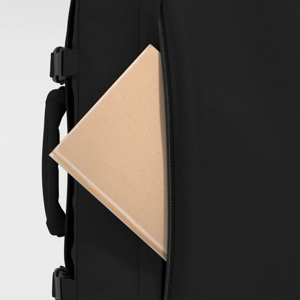 mochila-classic-44L-absolute-black-CabinZero-detalhe-preto