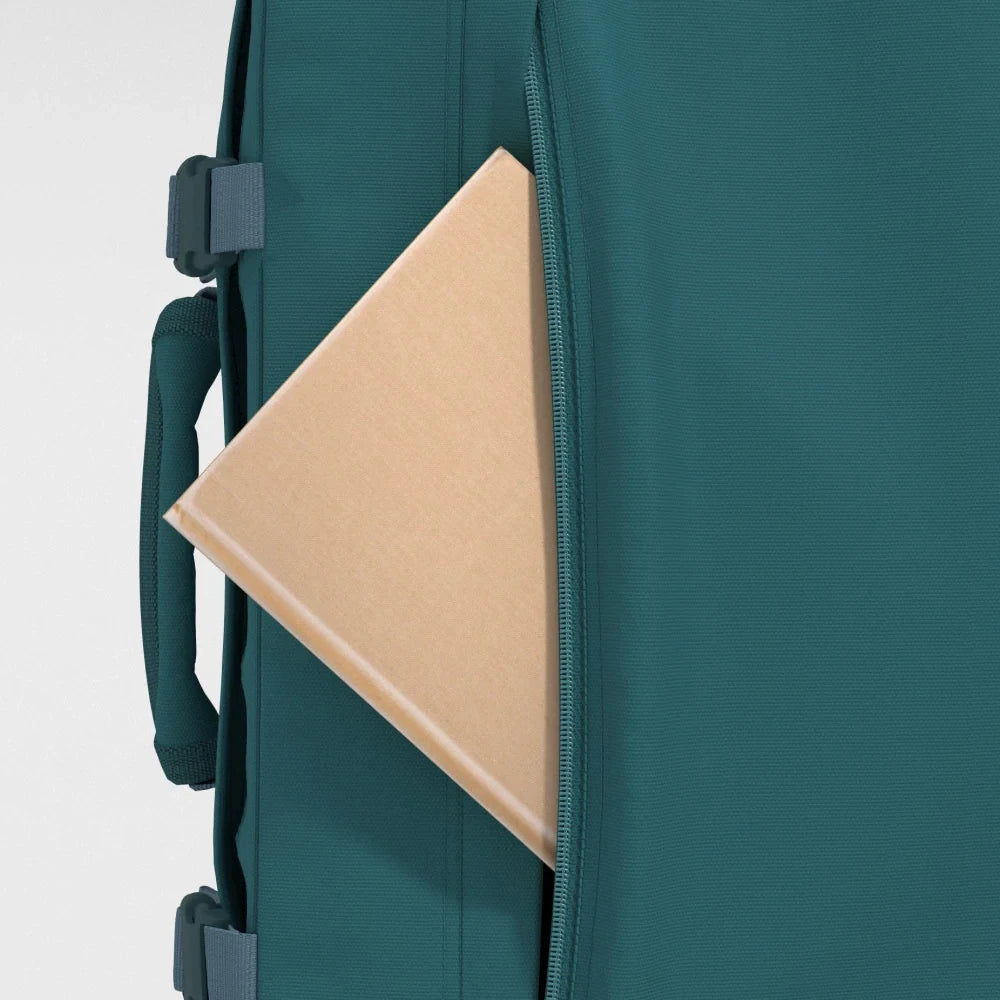 mochila-classic-44L-aruba-blue-CabinZero-detalhe-azul-petroleo