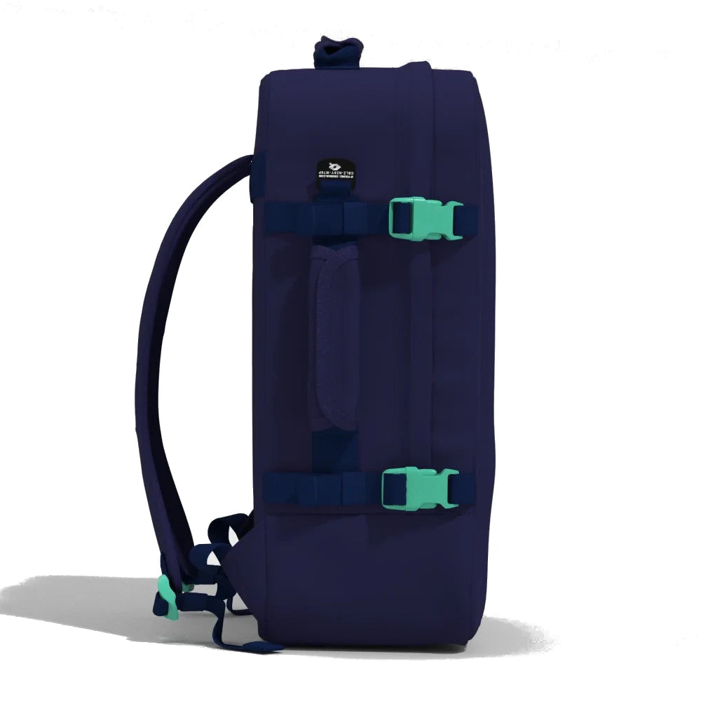 mochila-classic-44L-deep-ocean-CabinZero-lado-azul-escuro