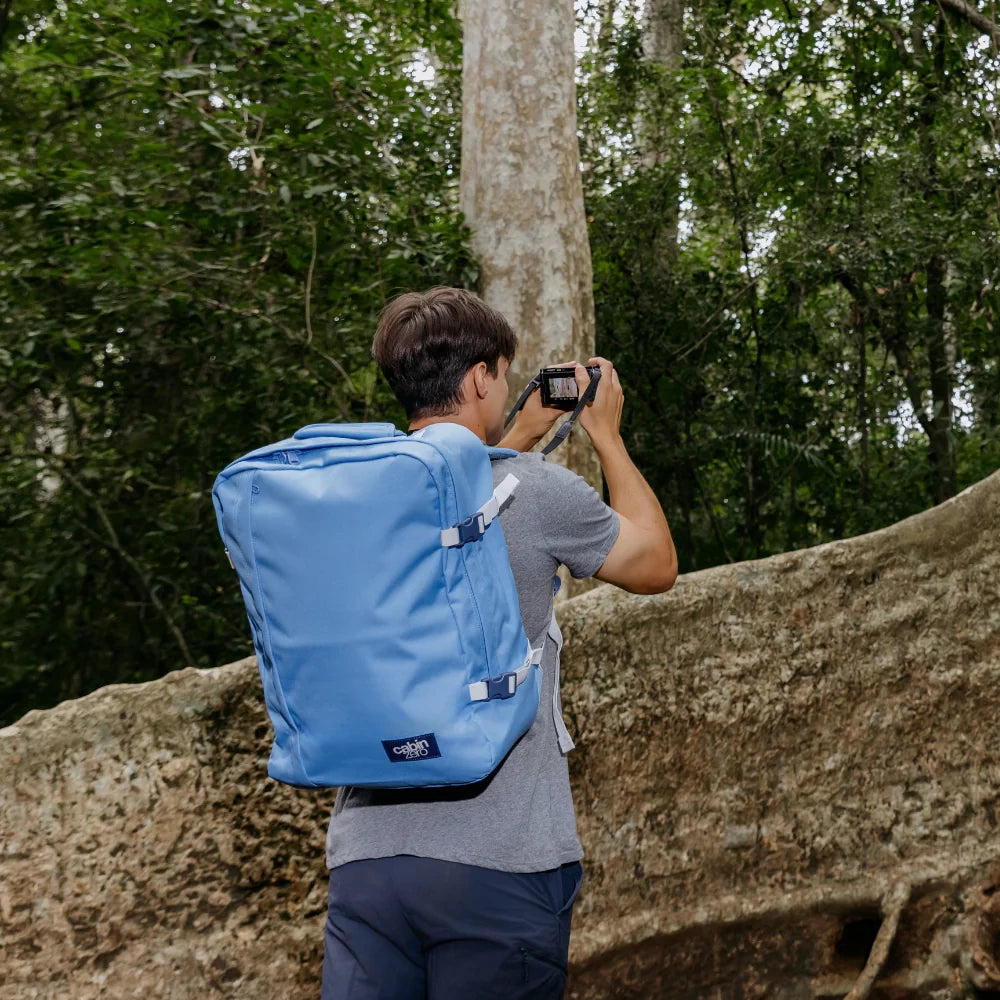 mochila-classic-44L-infinity-blue-CabinZero-lifestyle-azul-ceu