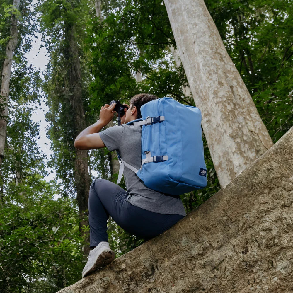 mochila-classic-44L-infinity-blue-CabinZero-lifestyle2-azul-ceu