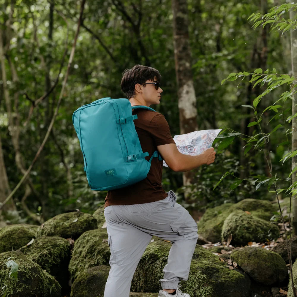 mochila-classic-44L-meadow-green-CabinZero-lifestyle-verde-prado