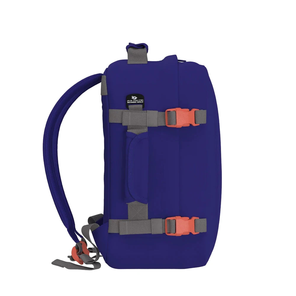mochila-classic-44L-neptune-blue-CabinZero-lado-roxo
