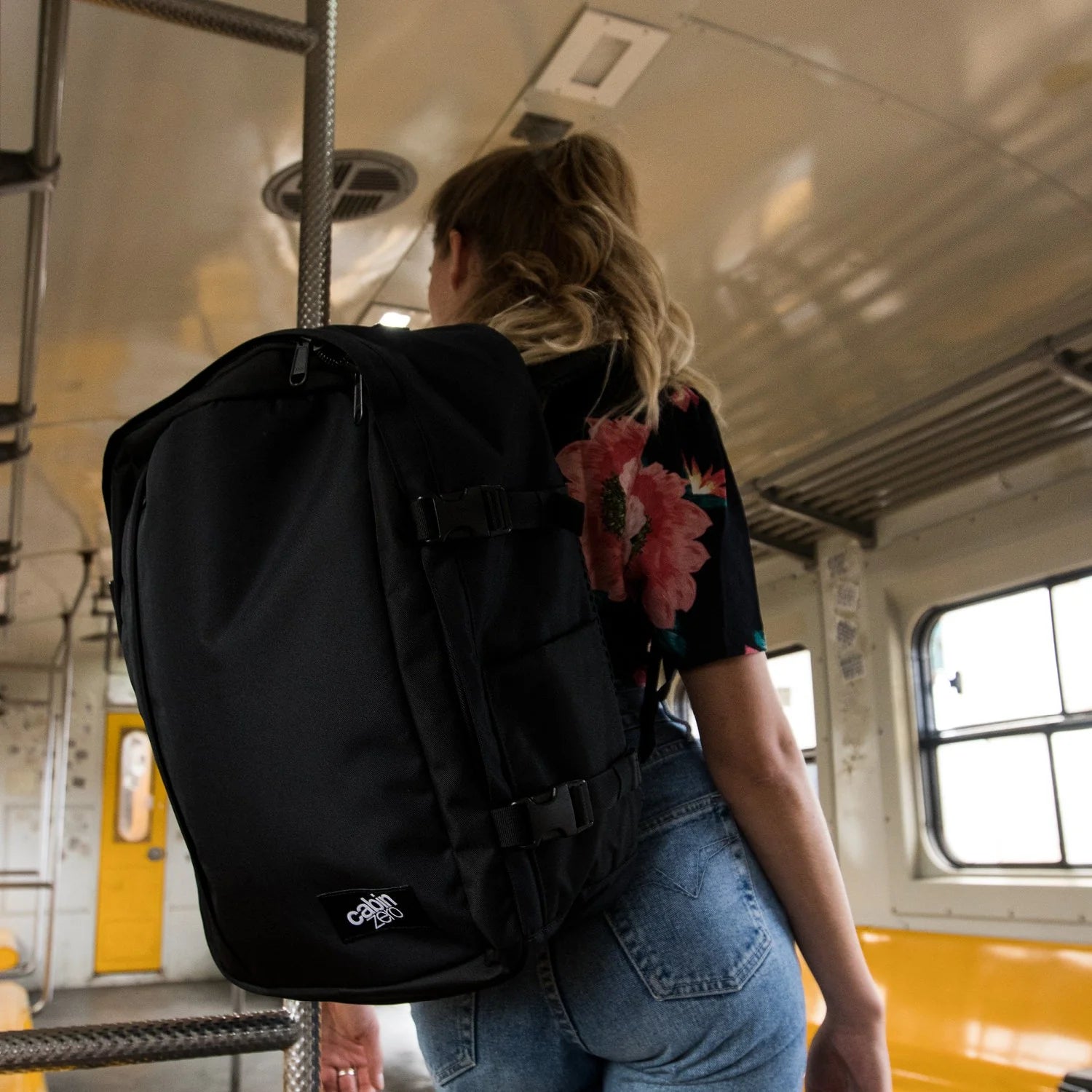 mochila-classic-plus-42l-absolut-black-cabinzero-lifestyle-preto