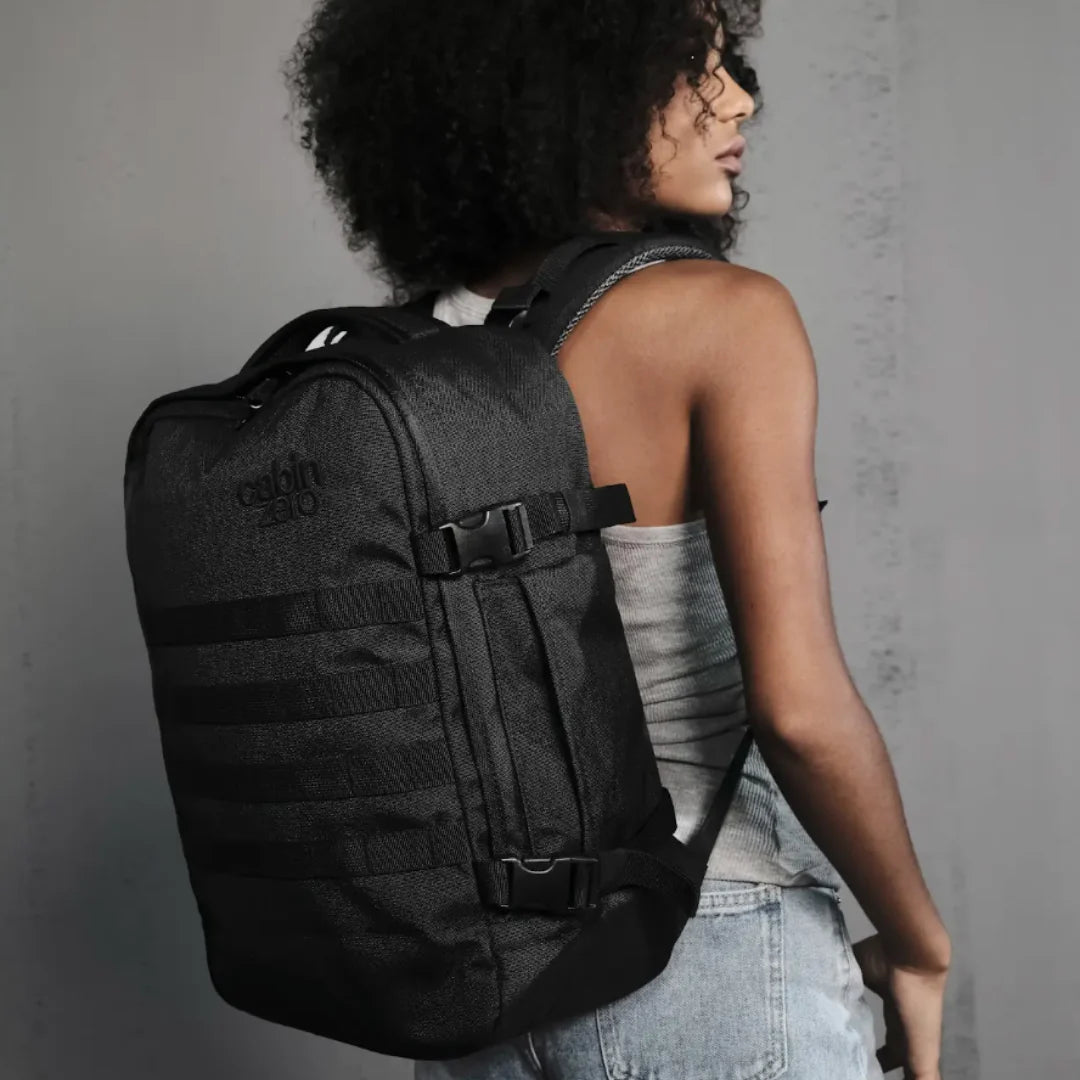 mochila-military-28l-absolute-black-cabinzero-lifestyle2-preto