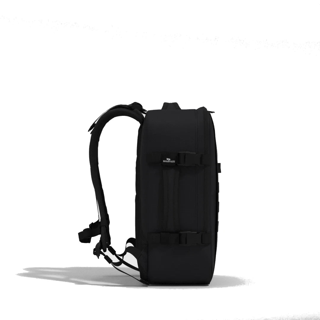 mochila-military-36l-absolute-black-cabinzero-lado-preto