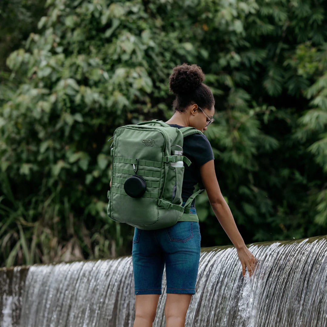 mochila-military-36l-mystic-green-cabinzero-lifestyle-verde