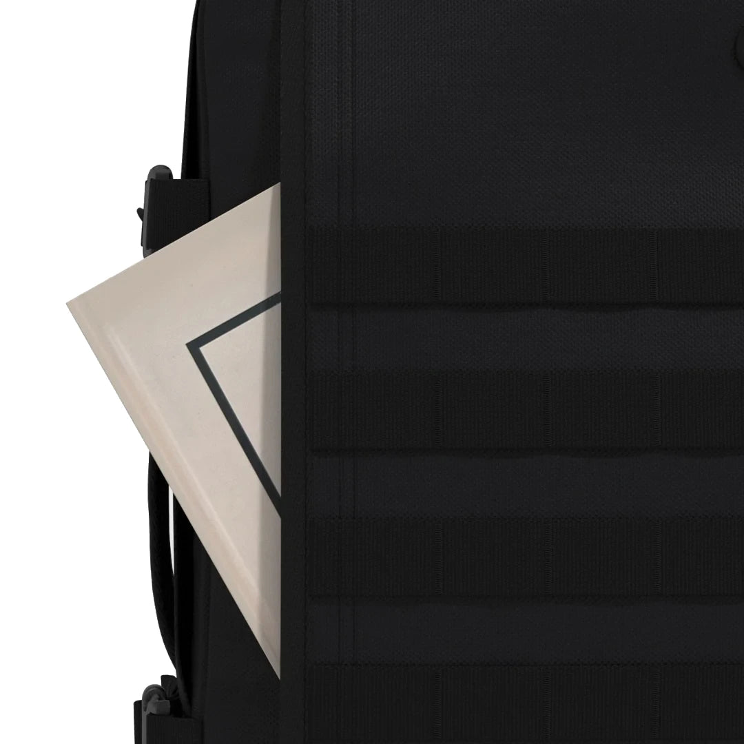 mochila-military-44l-absolute-black-cabinzero-detalhe-preto