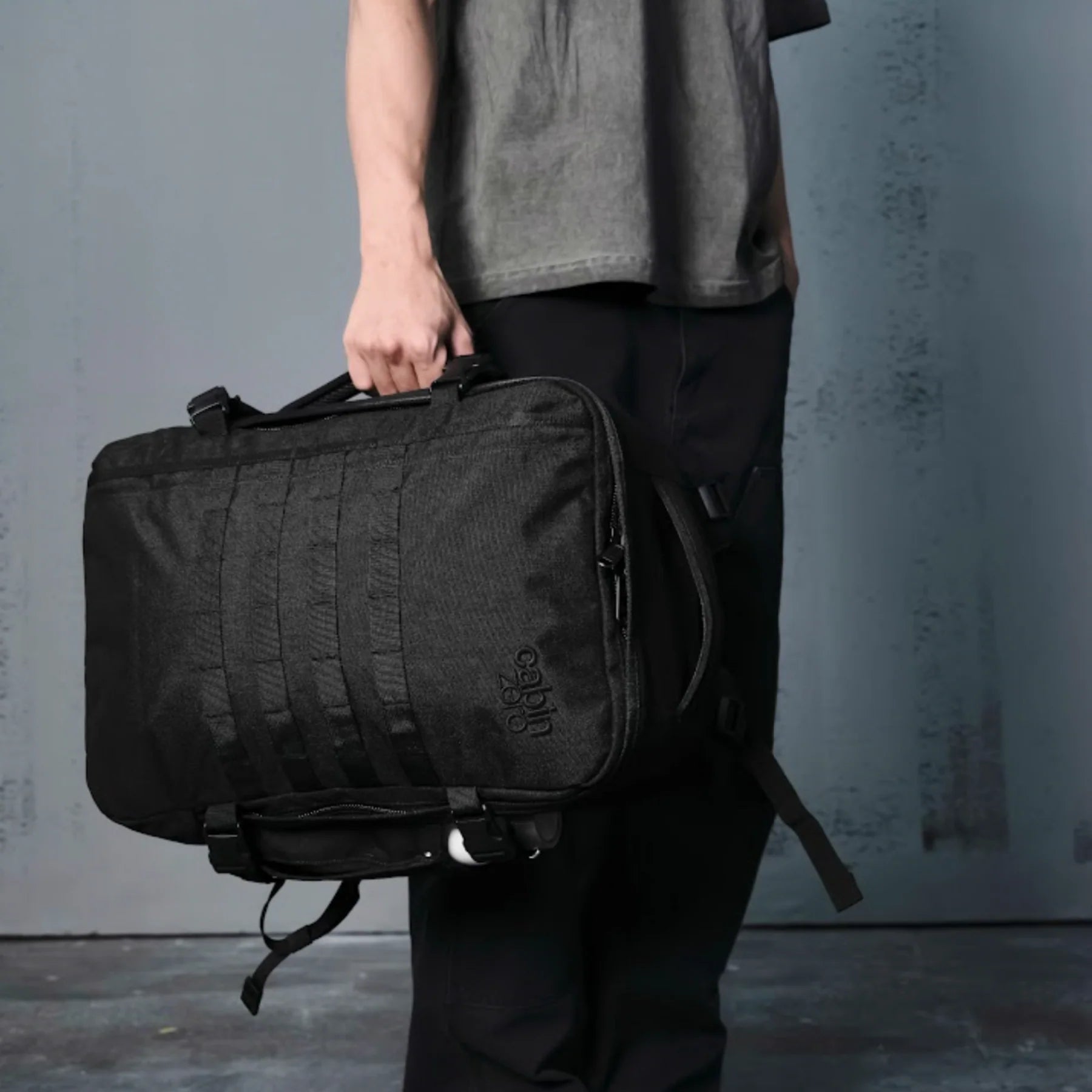 mochila-military-44l-absolute-black-cabinzero-lifestyle2-preto