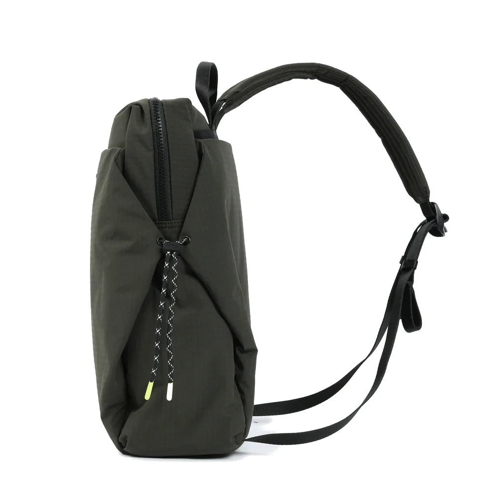 mochila-pc-14-polegadas-senhora-akira-black-ink-lateral